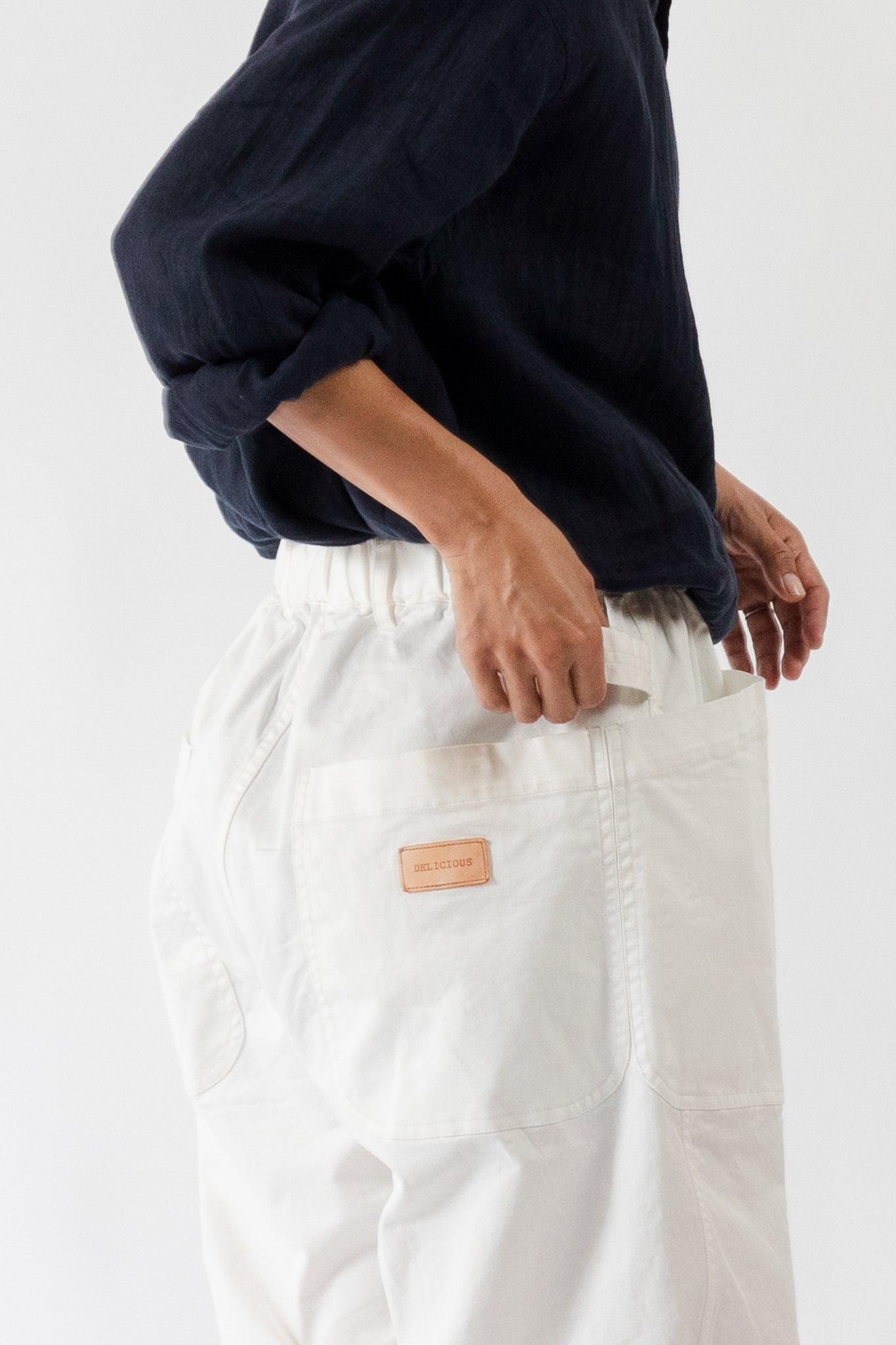 大きなポケットと左側にデザインしたハンマハンマーループが特徴